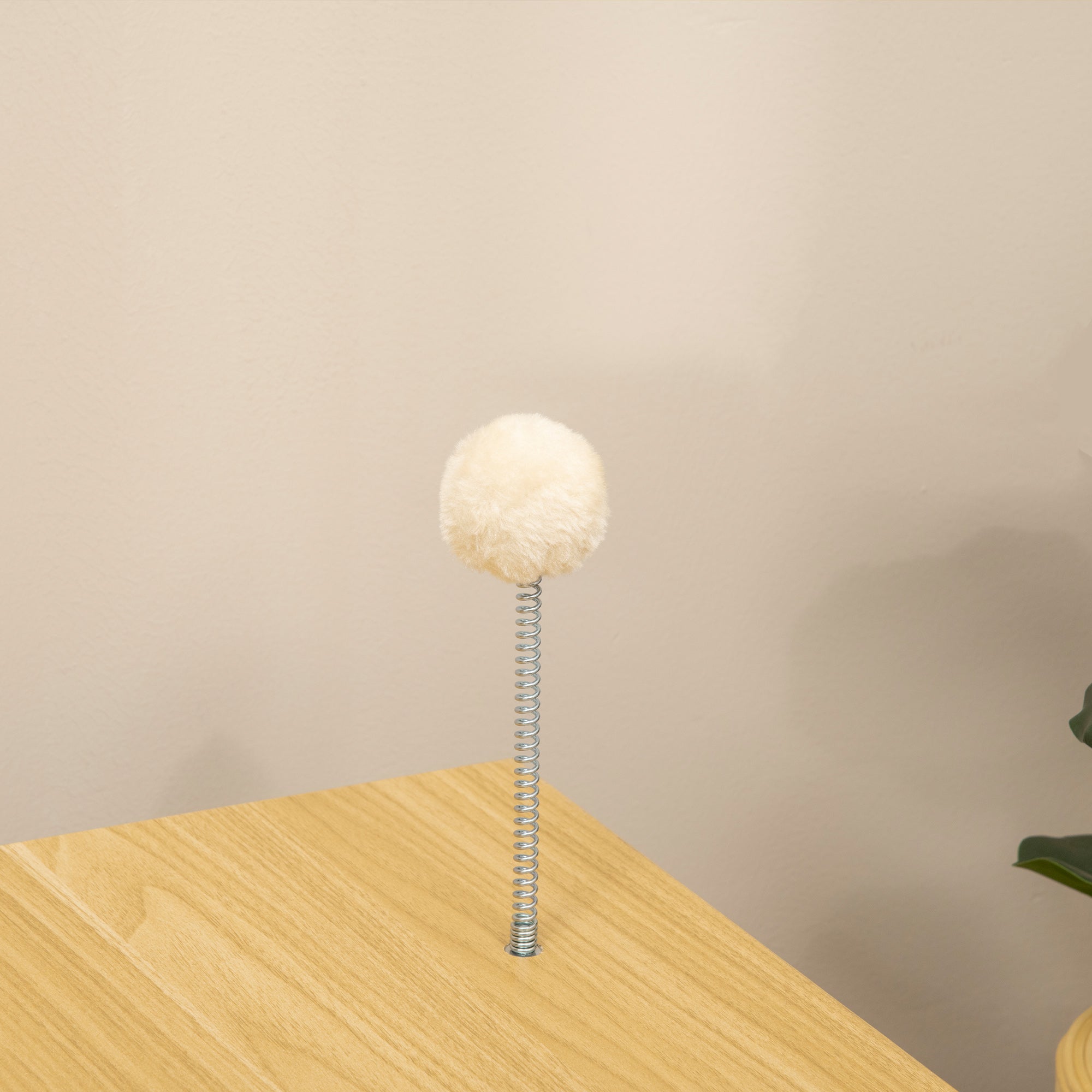Kattgrotta i TV-design med leksak och tvättbar dyna – Ek/Vit, 50 cm