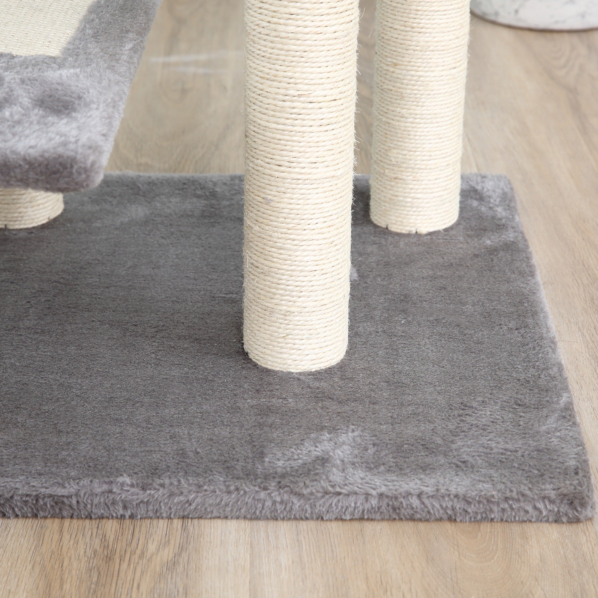 Klösträd 100 cm med trappsteg och utsiktsplats – Beige/Grå