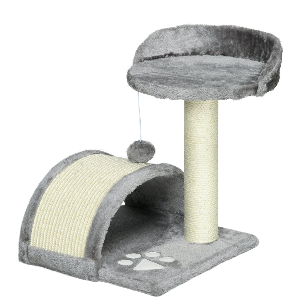 Översikt av ett litet klösträd med en mysig koja, välvd klösyta i sisal och en hängande leksaksboll för aktivering.