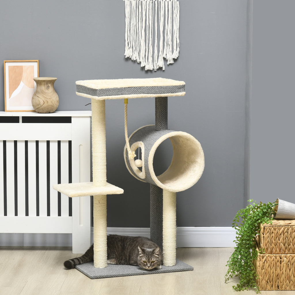 Ett elegant grått och beige klösträd för katter med sisalpelare, en spännande lektunnel och en mjuk säng på toppen, placerat i ett ljust rum.