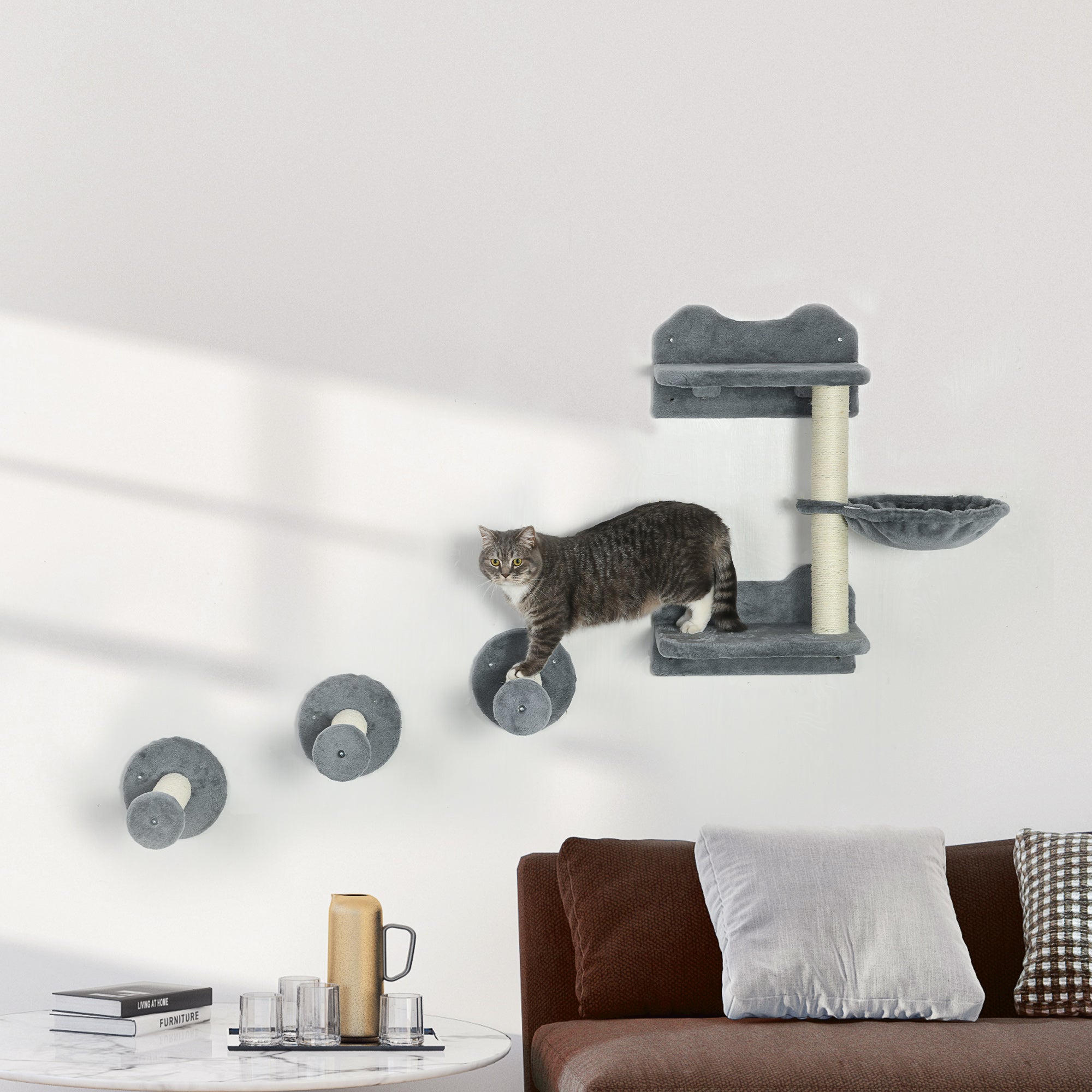 Stilrent väggmonterat klätterset för katter i beige och grått med hängmatta och klöspelare.