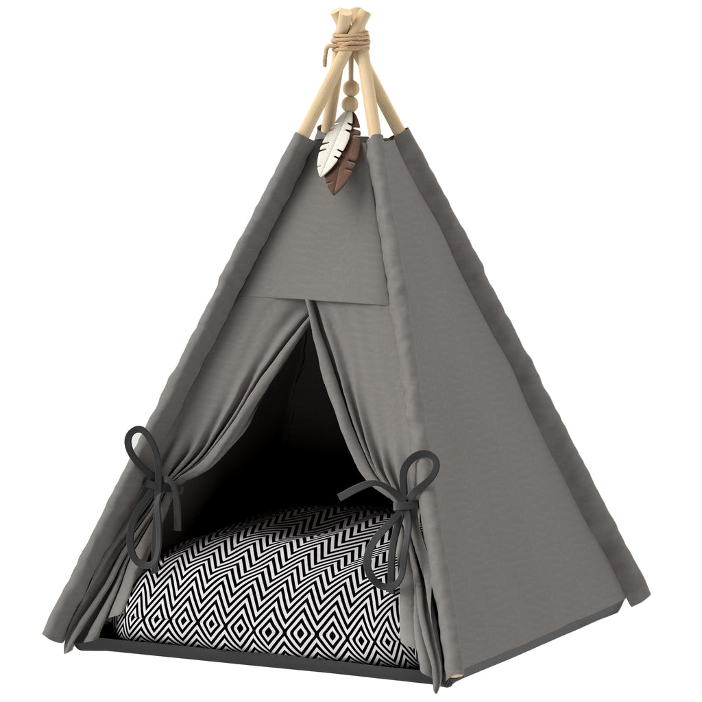 Produktvy av det gråa tipi-tältet som visar de stadiga trästängerna i furu, den mjuka tvättbara kudden och den hängande fjäderleksaken.