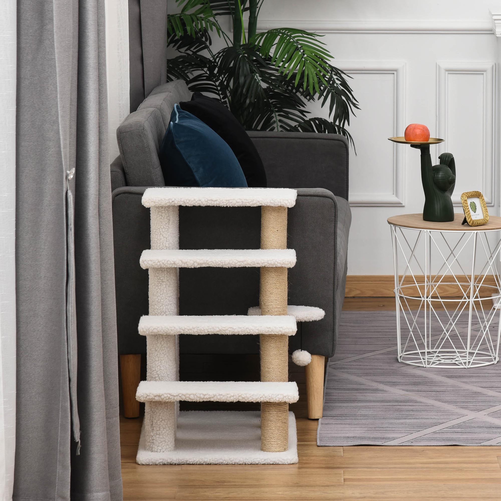 Vit djurtrappa med fyra steg placerad bredvid en soffa i ett vardagsrum.