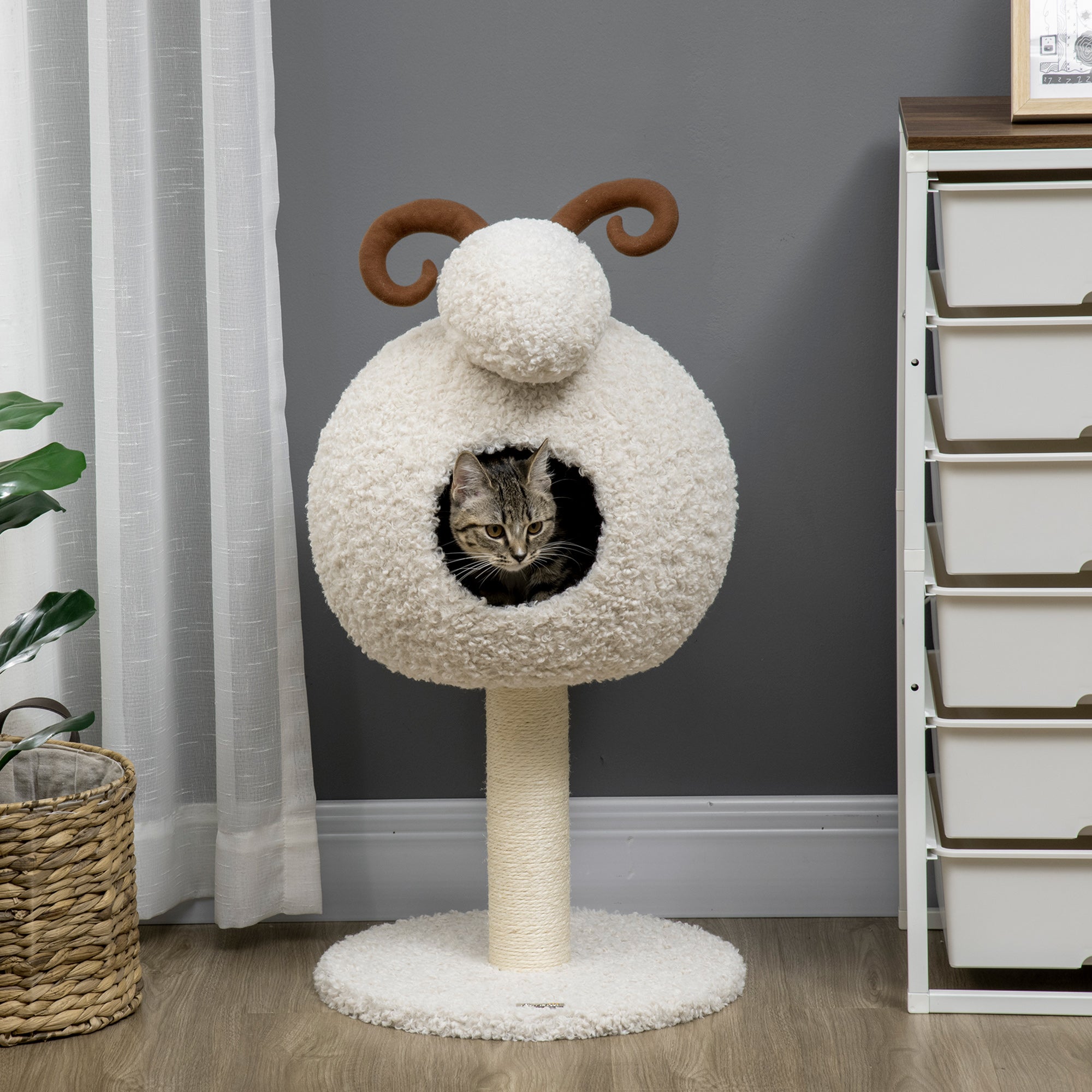 Klösträd i fårdesign med kattgrotta och tvättbar dyna – Cremevit