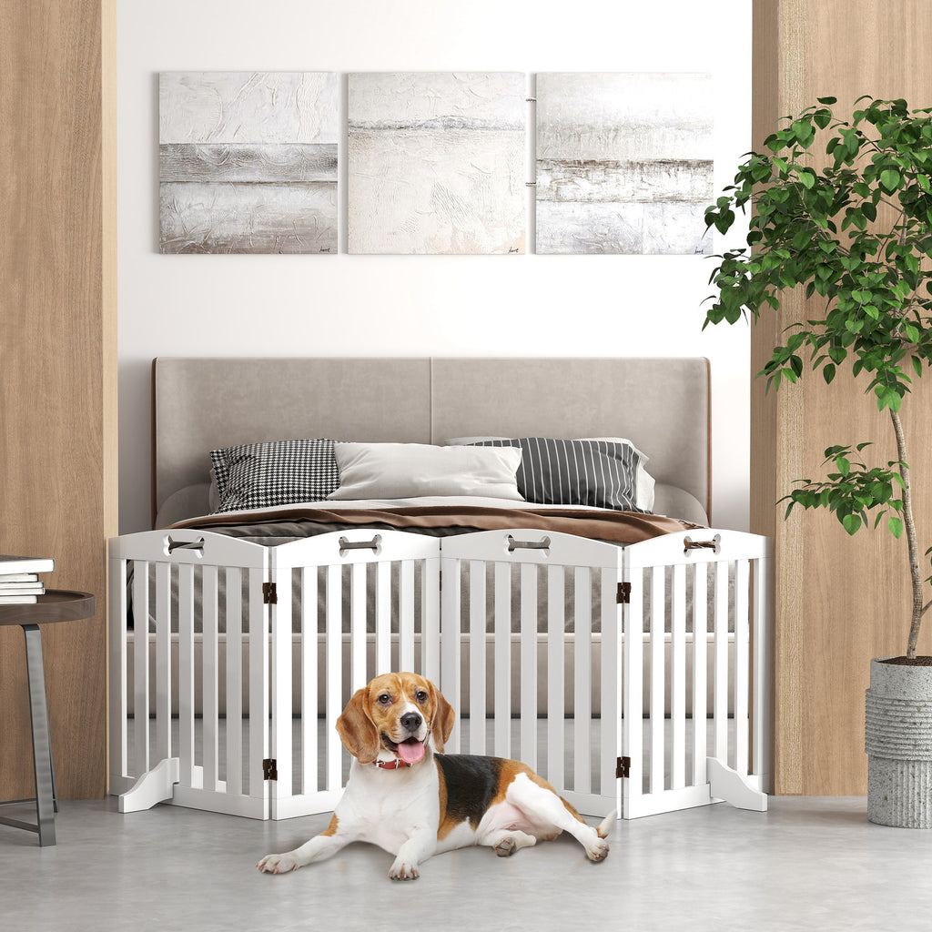 Elegant vit fristående hundgrind med 4 paneler framför en säng med en Beagle