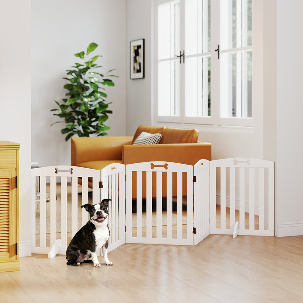 Vit fristående hundgrind i trä – Stabil säkerhetsgrind för hundar inomhus