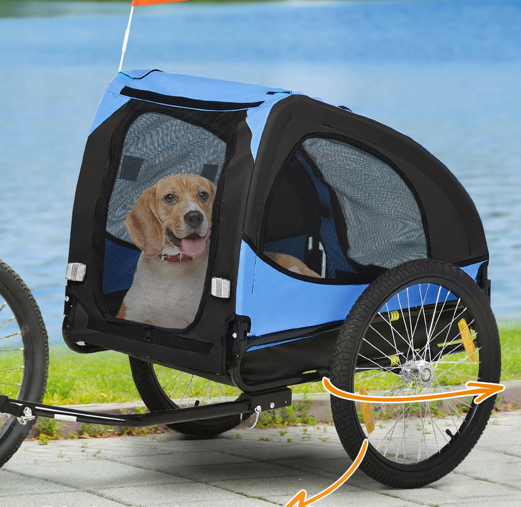 Hund som tittar ut ur cykelvagnen genom den öppna främre luckan med nätfönster