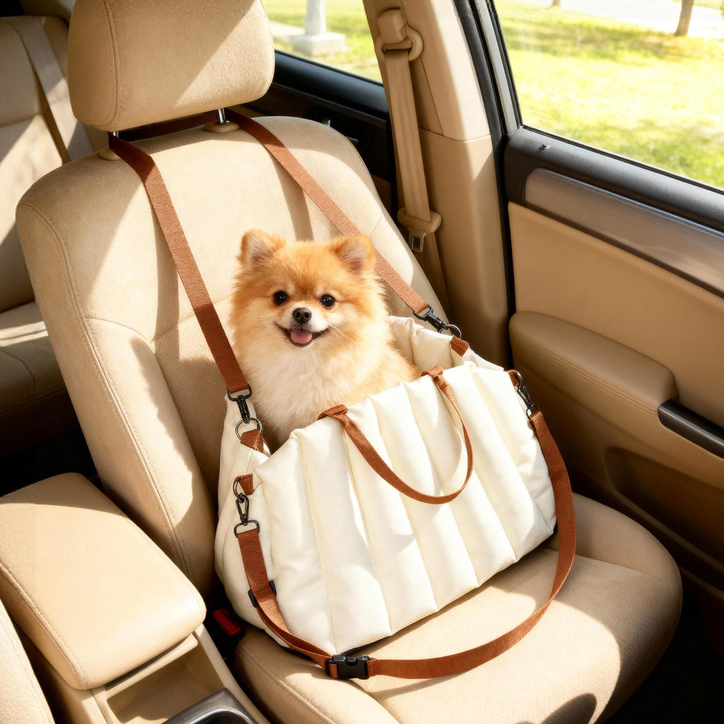 Elegant cremevit 2-i-1 hundsäte och transportväska monterad i en bil med en liten hund