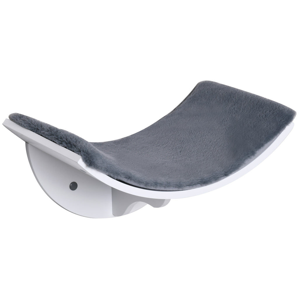 Detaljvy av den väggmonterade katthyllans mjuka fleeceyta och böjda ergonomiska design.