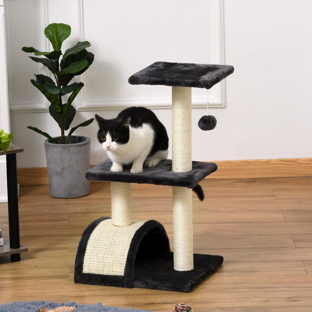 Ett grått klösträd (72 cm) med en svartvit katt som sitter på den översta plattformen.