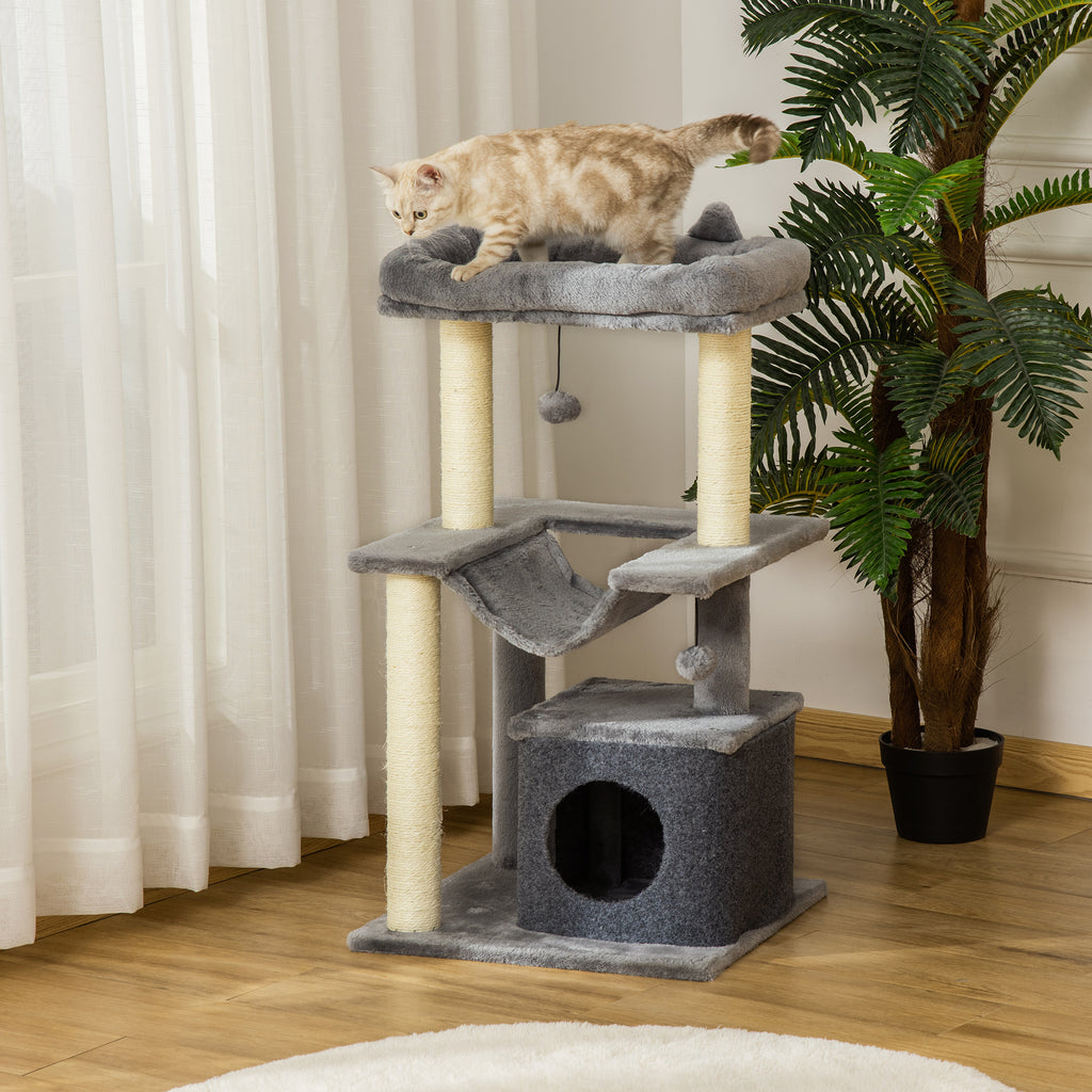 Ett grått klösträd (90 cm) med en mysig grotta, hängmatta och en katt som leker med en hängande boll.