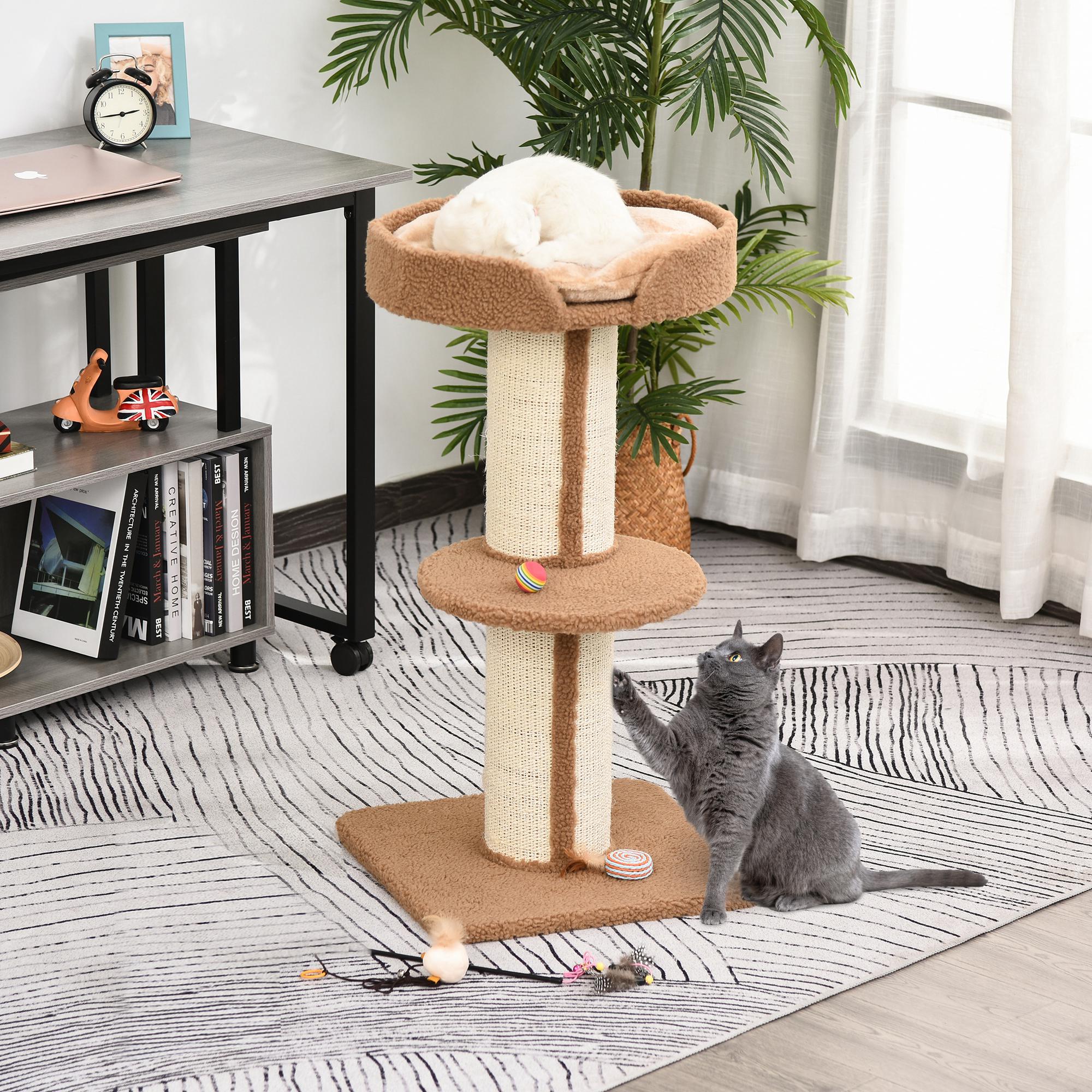 Ljusbrunt klösträd med mjuk lammulls-imitation och en grå katt som leker.