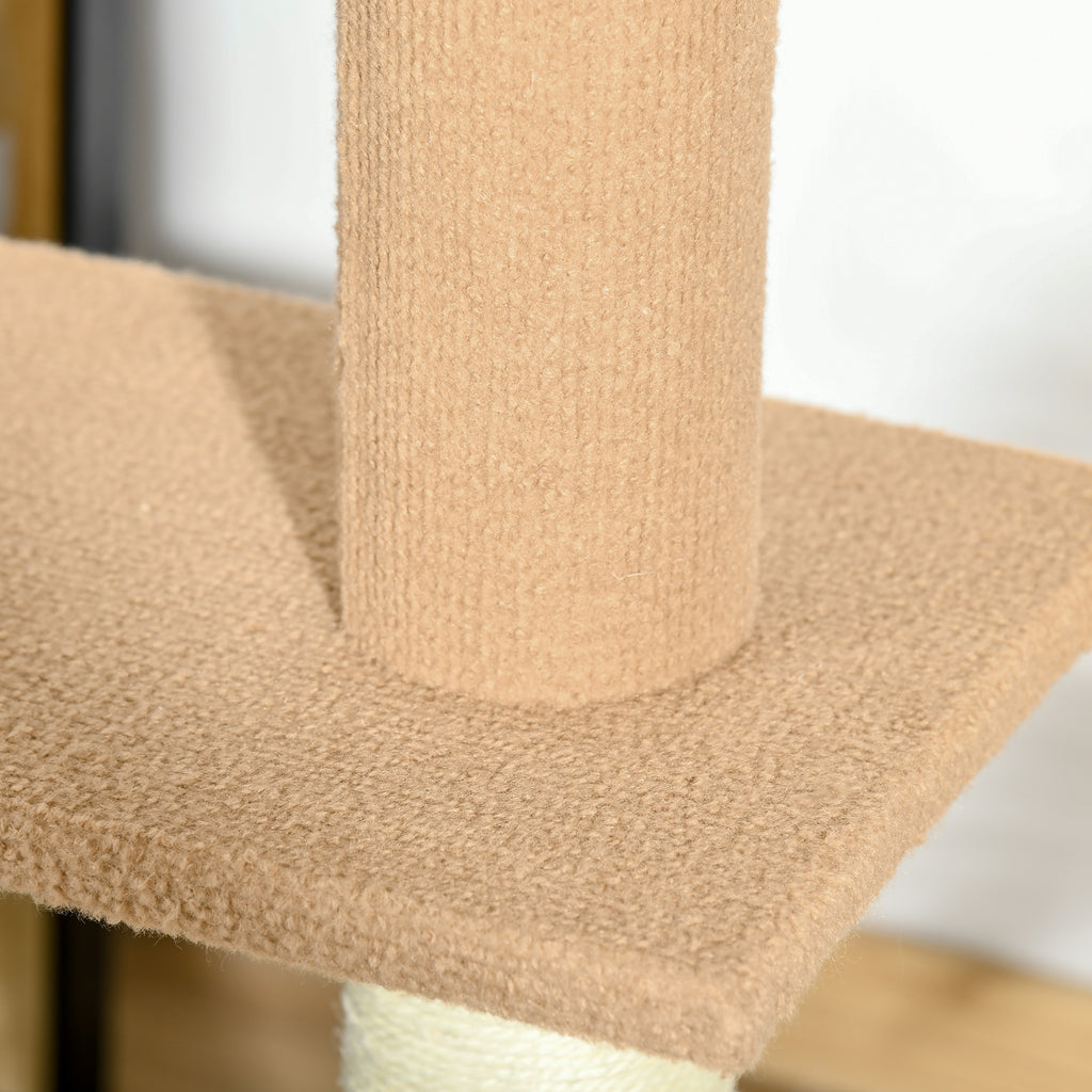 Detaljvy av klösträdets stabila pelare i khaki och de mjuka plyschplattformarna som ger katten en säker plats att vila.