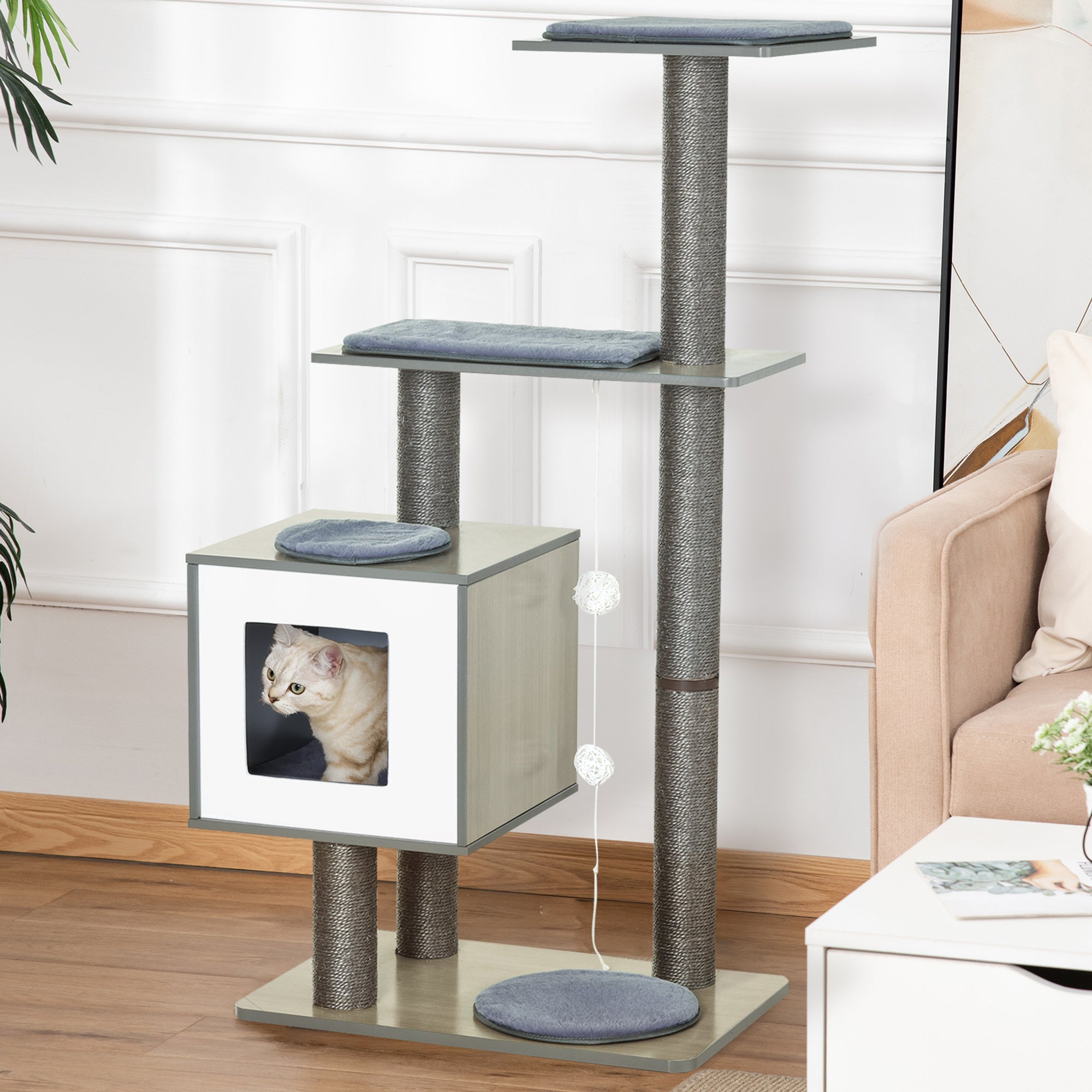 Ett elegant klösträd i trä (120 cm) med vit grotta, grå plattformar och en katt som vilar.