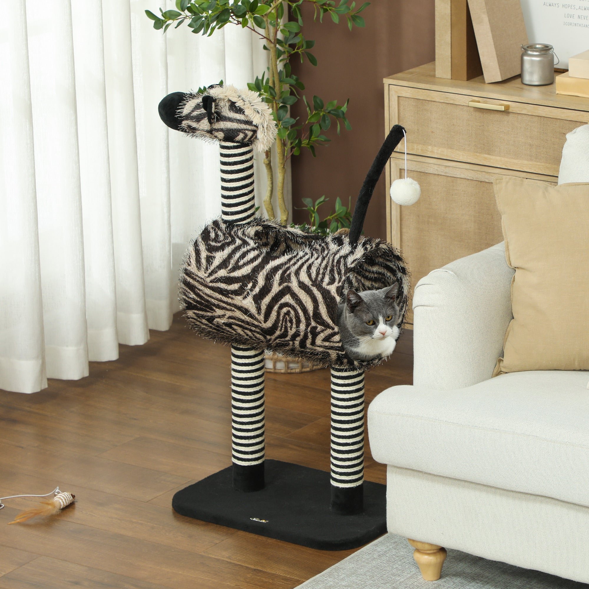 Ett lekfullt klösträd i zebradesign med tunnel, utsiktsplats och en hängande leksaksboll för katter.