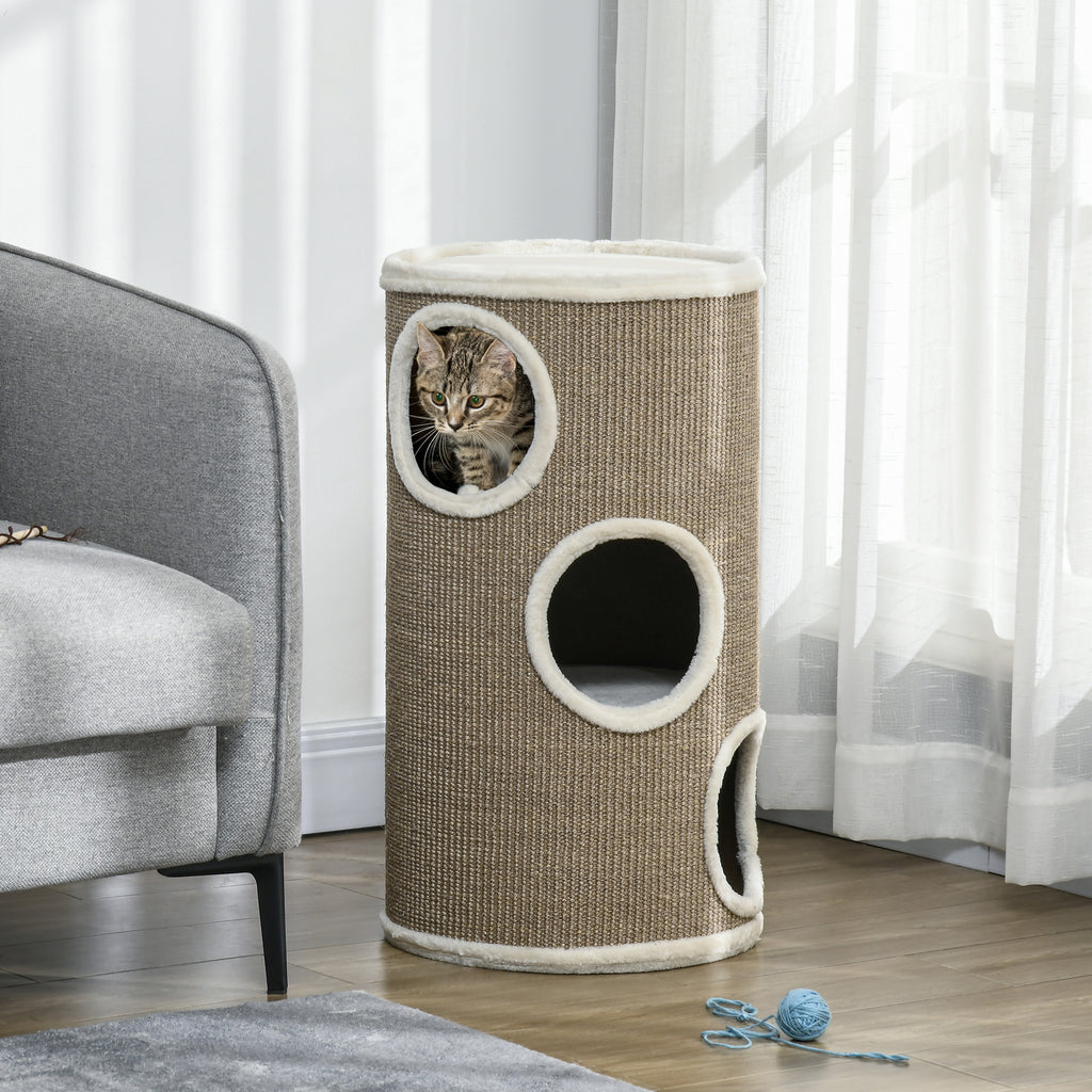 En katt tittar ut från en mysig brun klöstunna med tre nivåer, klädd i slitstark sisal och placerad bredvid en grå soffa.