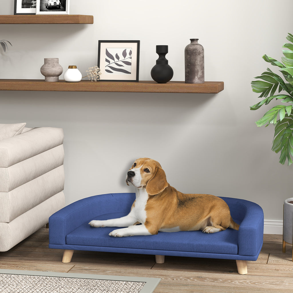 Elegant mörkblå hundsoffa med mjuk dyna i ett ljust vardagsrum med en hund