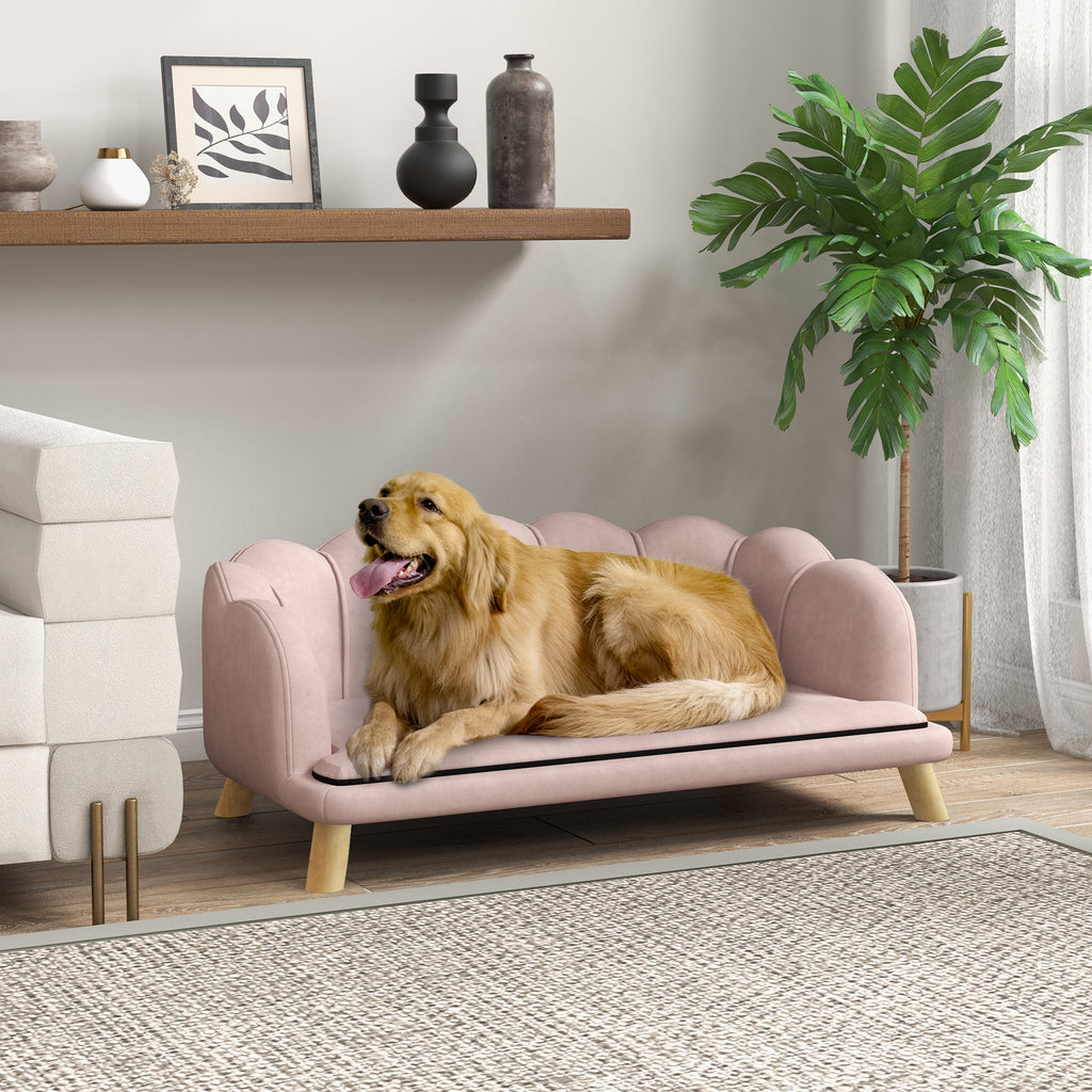 En Golden Retriever som vilar på en lyxig rosa hundsoffa i ett stilrent vardagsrum