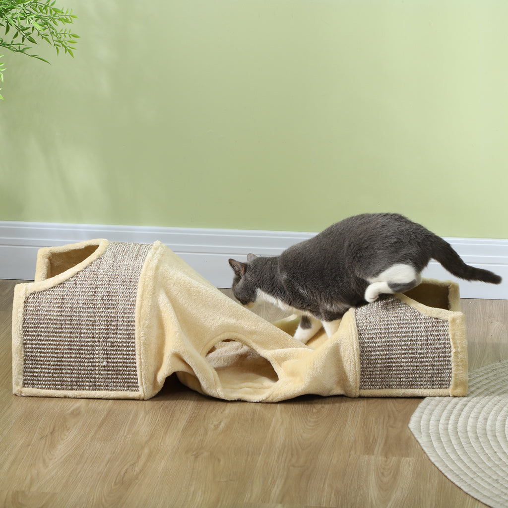En grå katt leker med en multifunktionell beige katttunnel som är utrustad med ett klösrep i sisal, placerad på ett ljust golv.