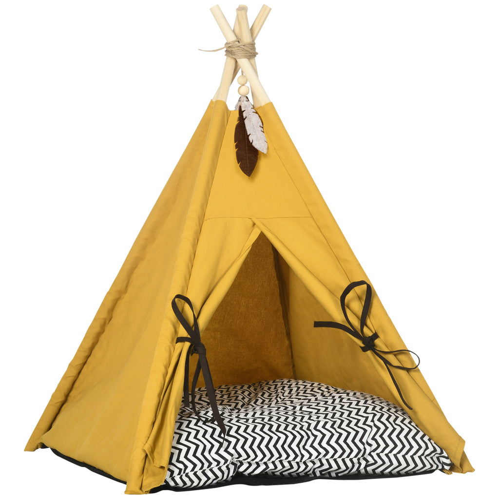 Närbild på tipi-tältets detaljer: de naturliga furustängerna och den tvättbara kudden med snyggt sicksackmönster.
