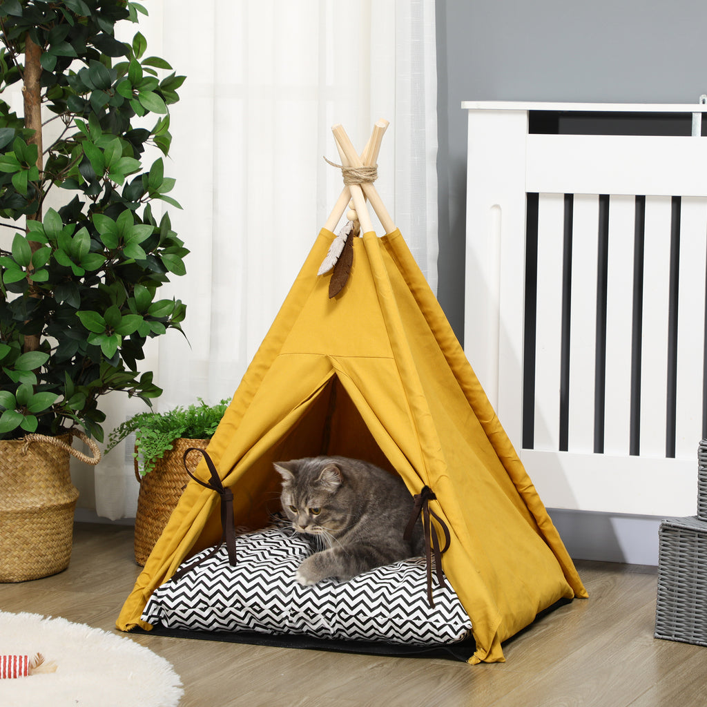 Ett charmigt gult tipi-tält på 76 cm för hund och katt med en mjuk, mönstrad innerkudde och robusta furustänger.