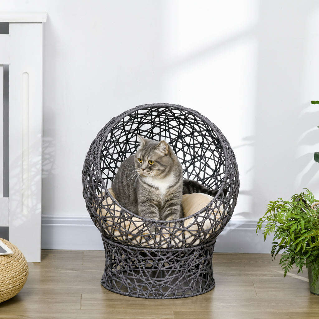 Modern upphöjd flätad kattgrotta i antracit med en mjuk cremefärgad flanellkudde, lämplig för katter upp till 5 kg.