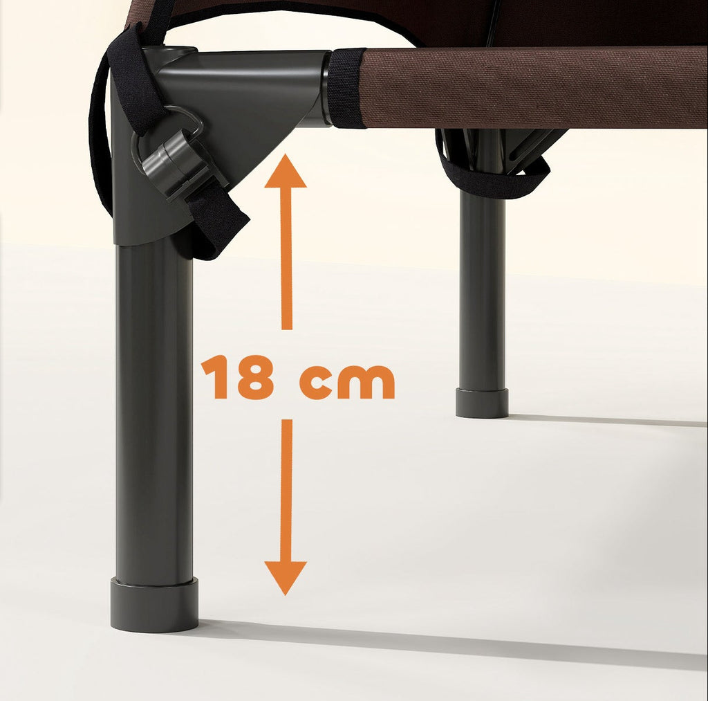Detaljbild på hundsängens 18 cm upphöjda design som skyddar mot fukt och kyla
