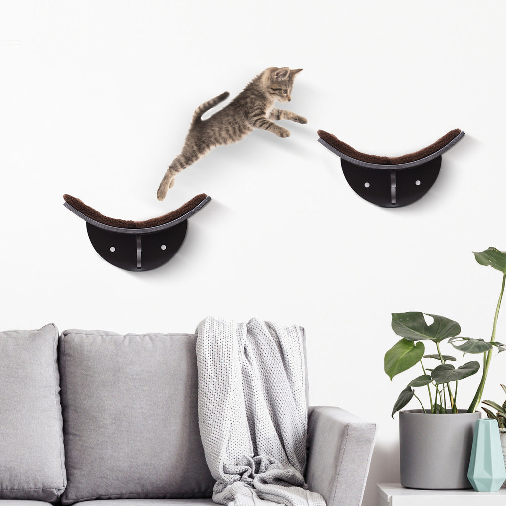 Väggmonterad kattbädd i brun fleece som sparar golvyta och ger katten en trygg utkiksplats.