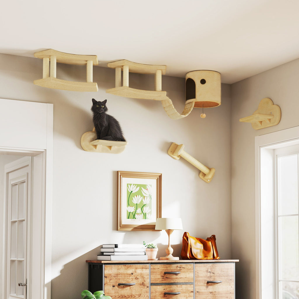 Ett komplett väggmonterat klätterset för katt i 5 delar med hus, stege, klöspelare och utkiksplatser i beige mjuk plysch.