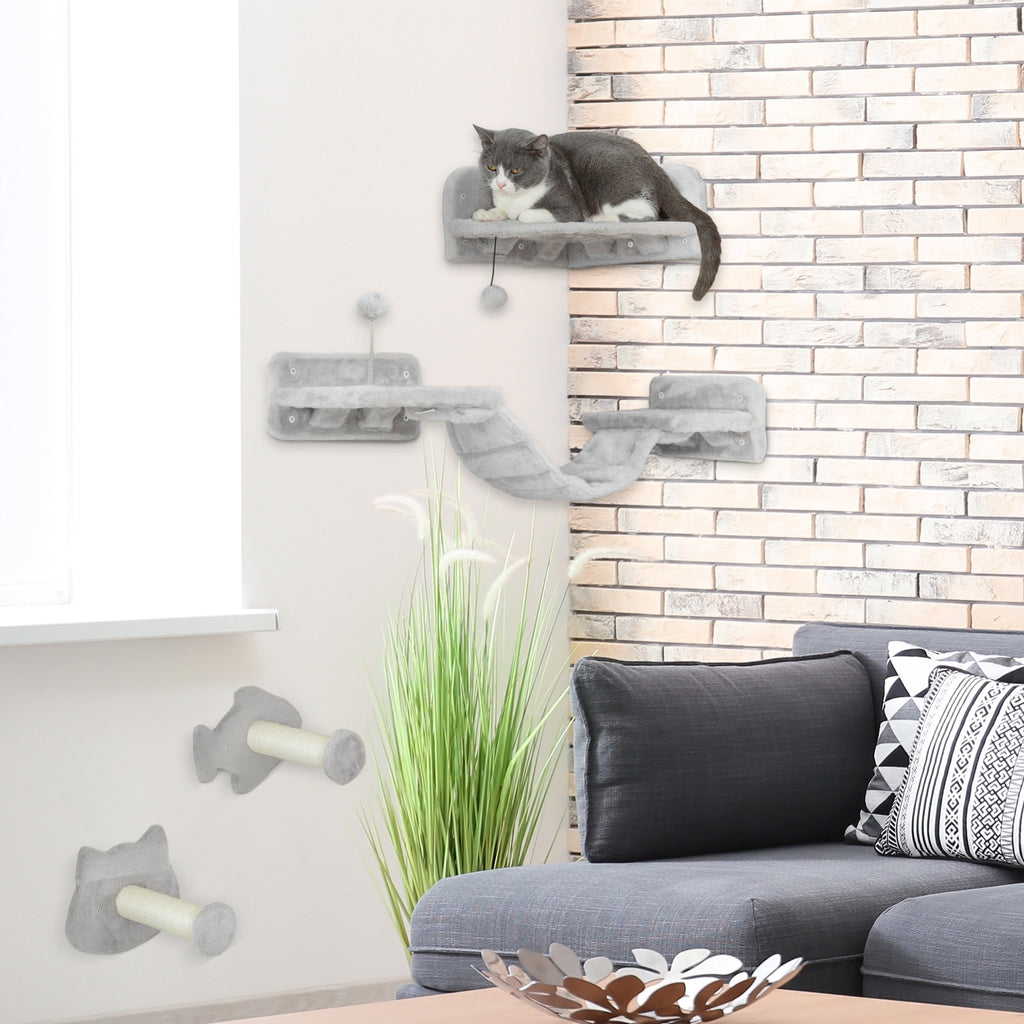 En katt vilar på en plattform i ett ljusgrått och cremévitt väggmonterat klätterset i fyra delar, monterat på en vit vägg i ett vardagsrum.