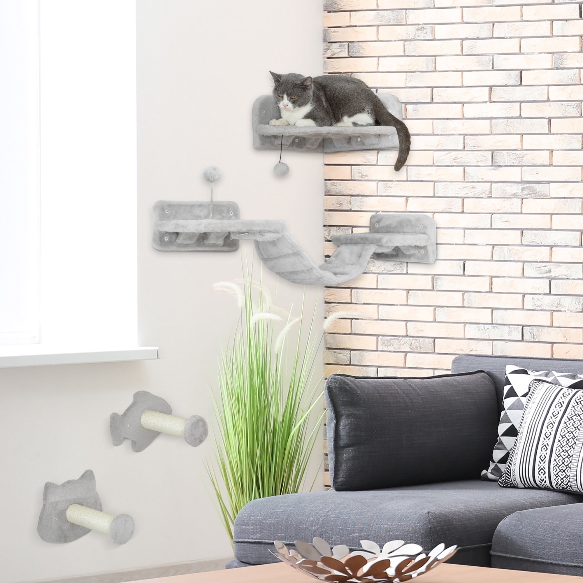 En katt vilar på en plattform i ett ljusgrått och cremévitt väggmonterat klätterset i fyra delar, monterat på en vit vägg i ett vardagsrum.
