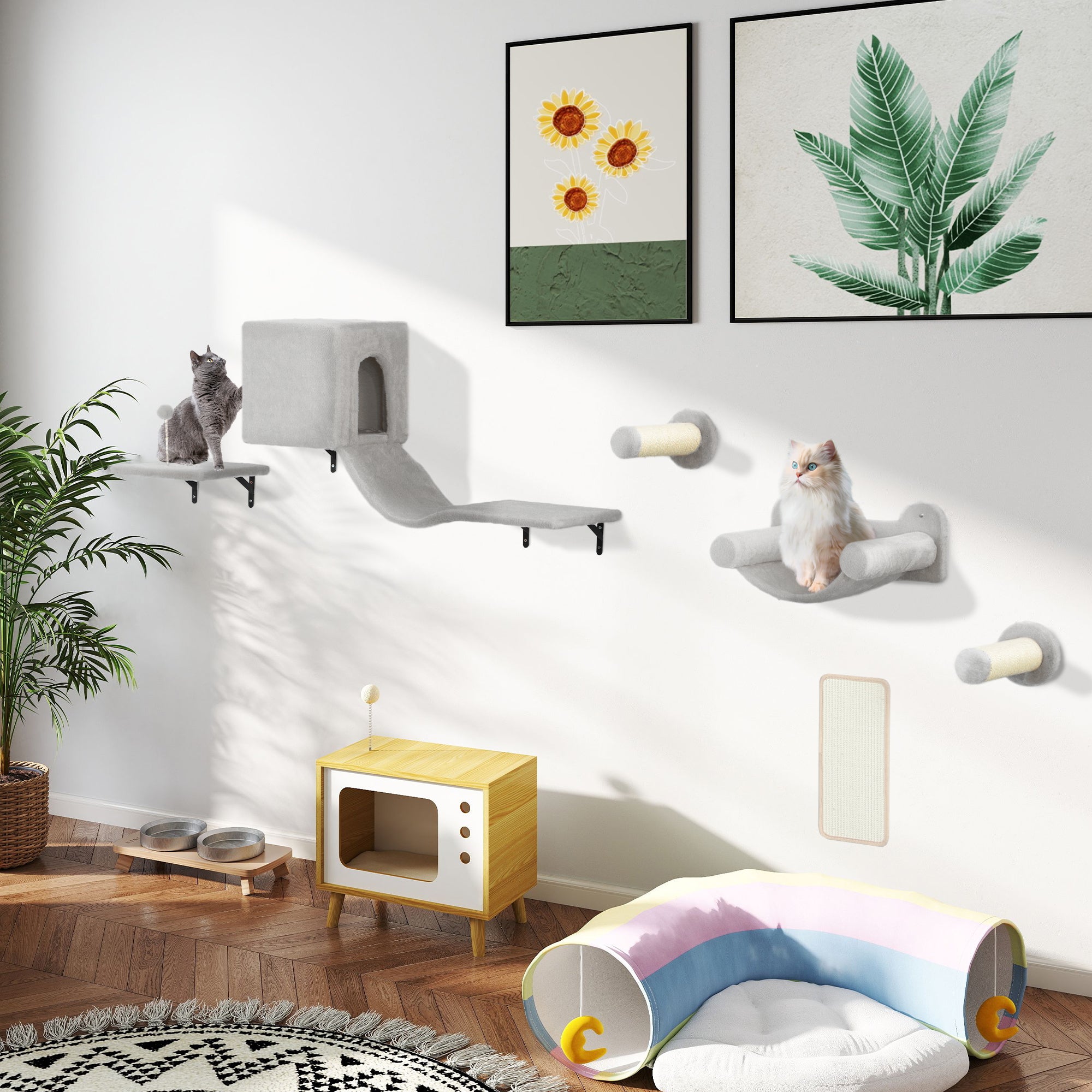En grå katt vilar i en hängmatta som är en del av ett stilrent väggmonterat klätterset i sex delar, monterat på en vit vägg ovanför en modern inredning.